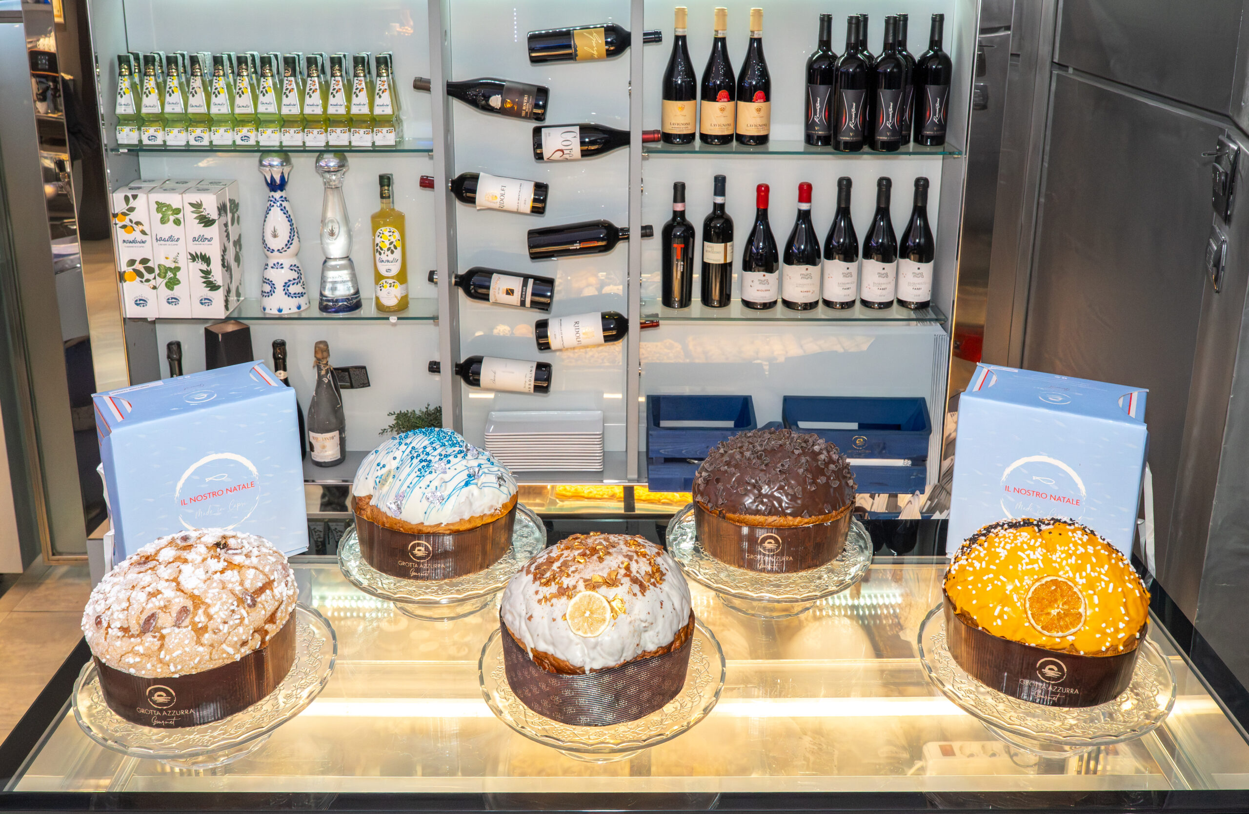 Grotta Azzurra Gourmet tra panettoni artigianali, Torta Caprese autentica e dolci tipici dell’isola